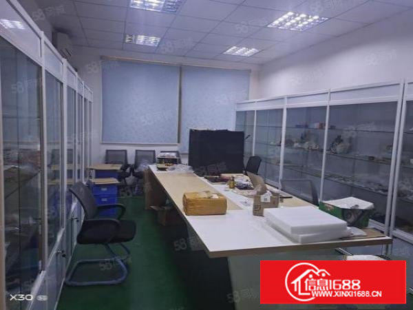 长安镇街口京港澳高速路口附近。楼上500平方精装修厂房。