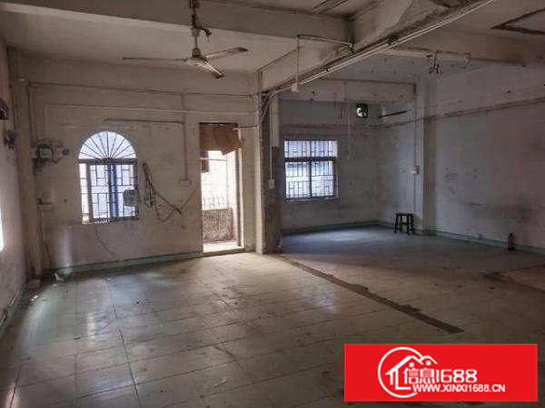 在三楼，有吊机，有房间和厨卫，水电齐全