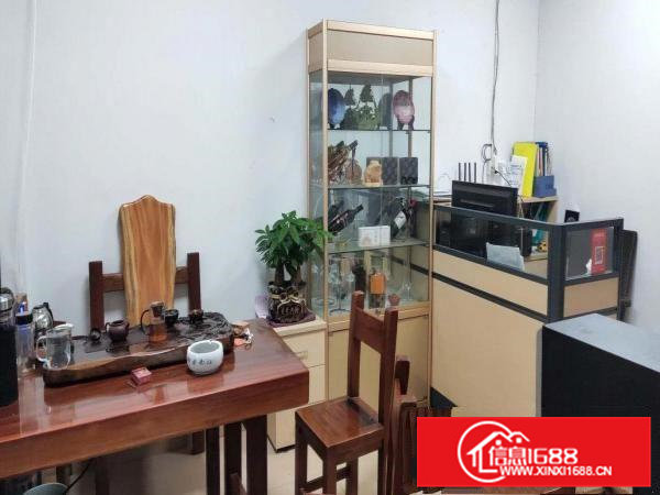 我租客转租一楼300平米4000块全包