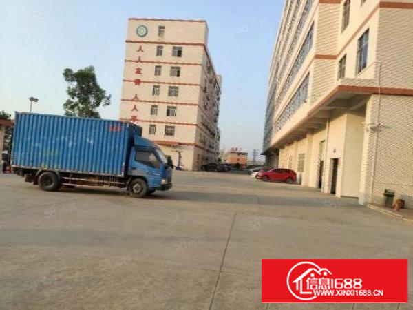 凤岗清溪路东深二线边上楼上5000平厂房出租，精装修，可分租