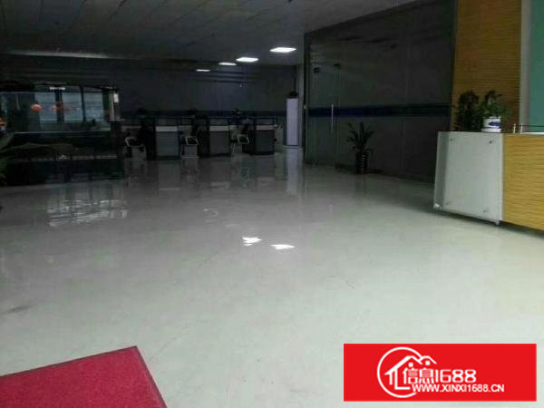 凤岗新出楼上带豪华装修厂房4200平方出租