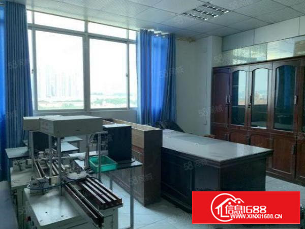 石岩石龙大道新出楼上精装修厂房870平，面积实在价格便宜