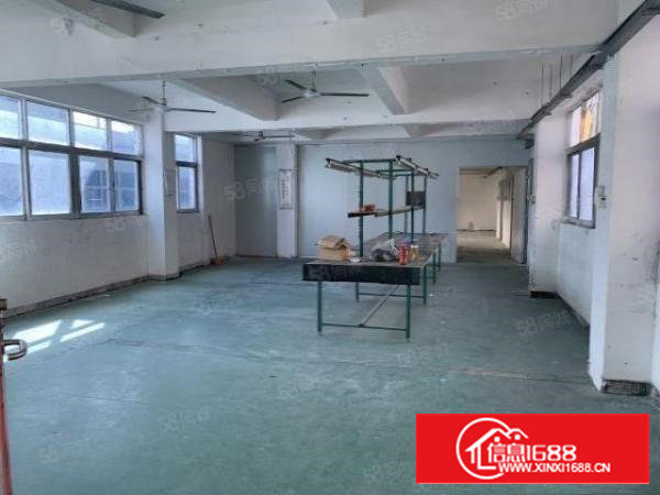 石岩汽车站附近，楼上500平简单装修，租金20