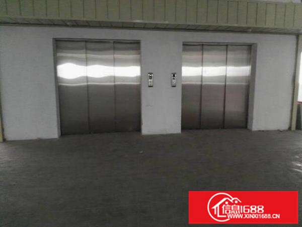 平湖红本厂房，有两部货梯，厂房就在2楼电梯口，进出货方便