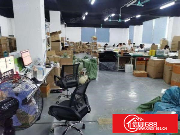 新出！平湖华南城地铁口附近三楼700平方带办公室装修厂房急租