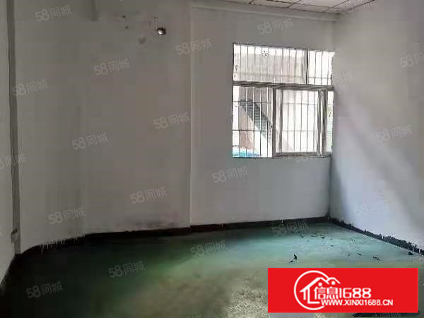 大岭山杨屋新出1楼1000平厂房出租，水电齐全，可进大车