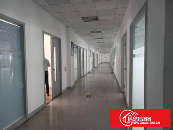 石岩阳光工业区楼上1500平带装修，可分租