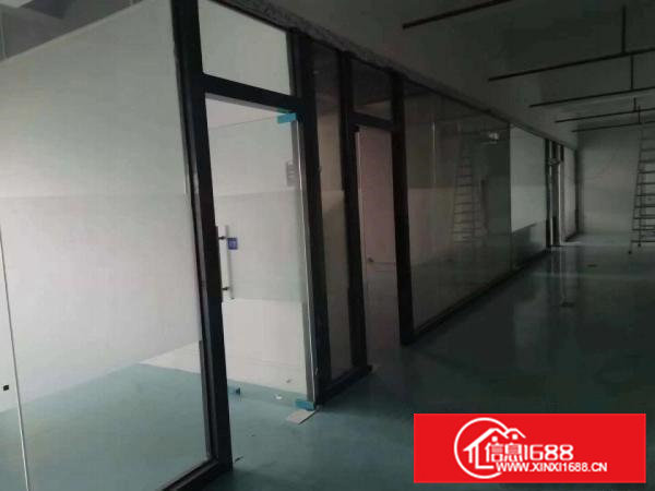 楼上900平方厂房出租，带消防喷淋，地坪漆完整！