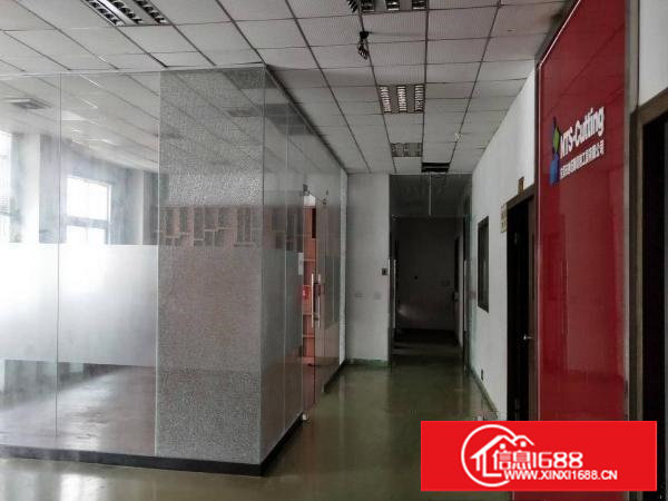 乌沙新出一楼700平方厂房出租，有现成装修