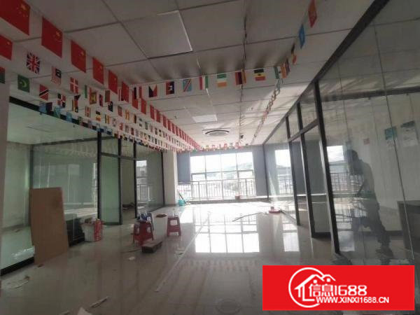 荷坳地铁口附近新出楼上200平带精装修红本厂房出租