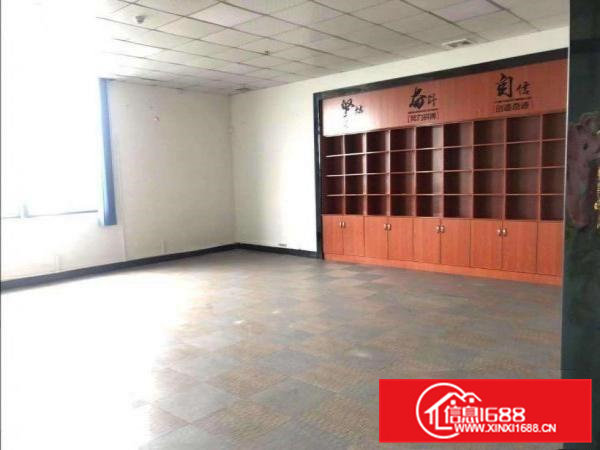 黄江镇龙见田新出楼上1400平现成装修主车间空地大厂房出租