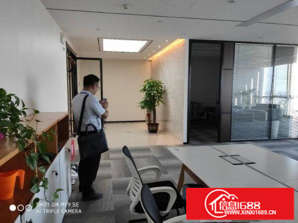 坂田杨美地铁口电商园3楼100平起租，带红本实用率高水电齐全