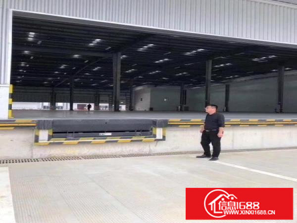 广场附近楼上850平精装厂房出租，水电齐全。