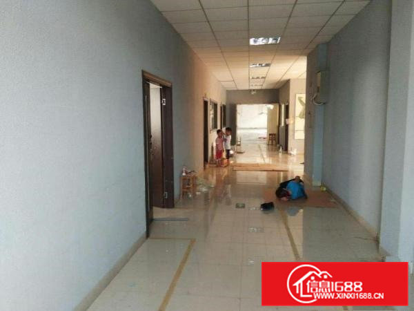 高埗独院分租一楼厂房1000平方水电齐全，办公室精装修，宿舍