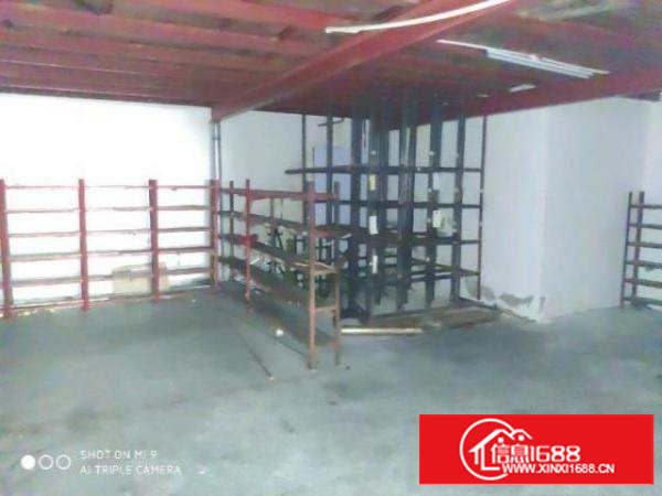 高速路口，1楼标准厂房高度5.5米，带行车