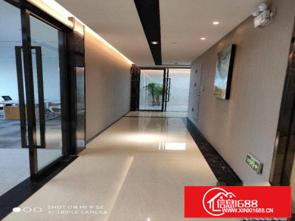 坂田杨美地铁口电商园3楼100平起租，带红本实用率高水电齐全