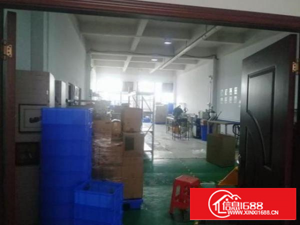 带装修，高度5米，一楼500平，包含2间宿舍，租金9500