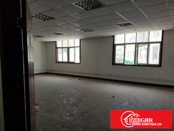 坂田就近路口1200平低楼层带装修仓库出租