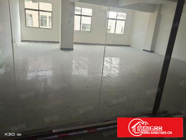 长安镇霄边大街楼上200平方现成玻璃办公室。