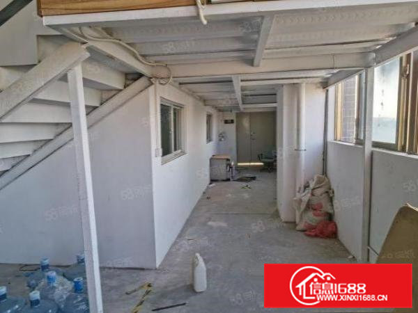 交通旺地距离东部快速干线一步之遥带装修1100平红本厂房