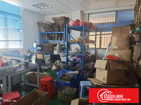 长安镇街口京港澳高速路口附近。楼上500平方精装修厂房。