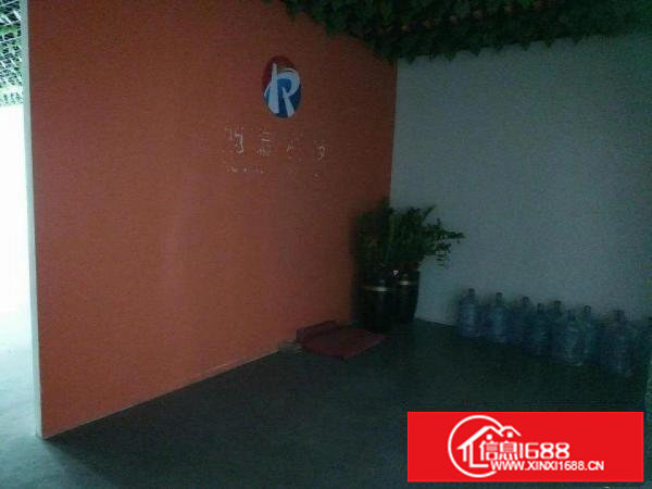 龙胜地铁站附近新出楼上带精装修办公室出租375平方