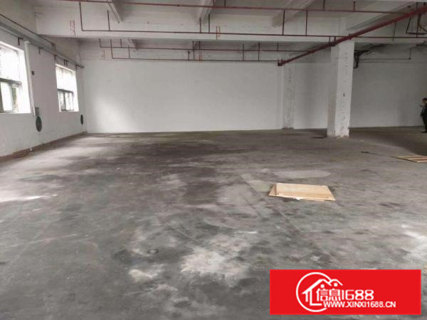 标准厂房一楼700平，厂房方正实用。证件齐全，招工方便。