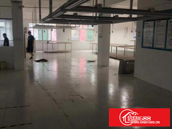 横岗四联地铁口二楼现成服装厂装修价格18
