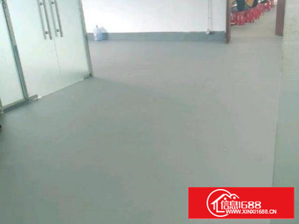 3楼整层分租出来的。有550个平方，厂房方正，有一个办公室。