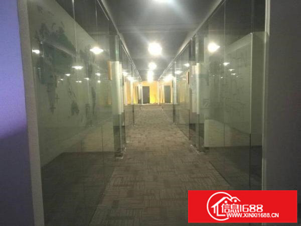 平湖富民工业区一楼1000平方形象好带办公室