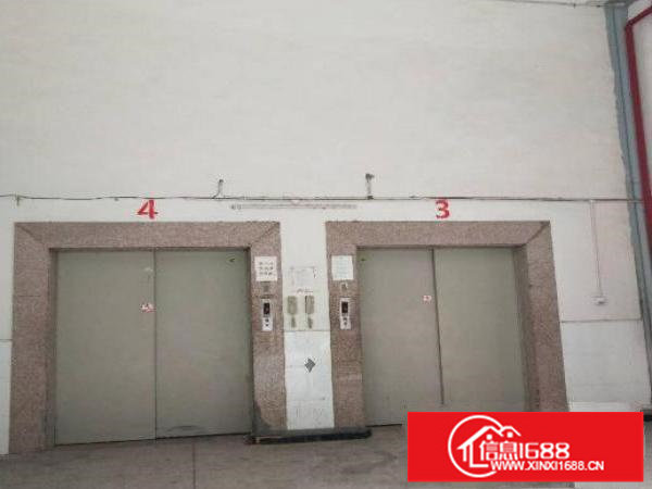 横岗楼上整层面积950方，现成水电线路办公室装修