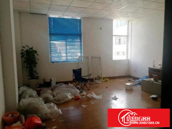 松岗大田洋楼上550平方招租，带装修，货梯2吨，有吊机口。