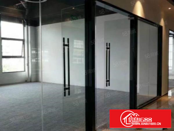 西乡新出110平精装修办公室，地铁口边，交通方便采光好！