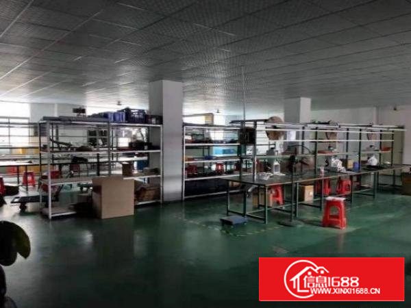 石岩同富裕刚空出一楼厂房400平，面积实在，好户型