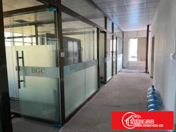 高速路口附近几公里,豪华装修,现成水电,1600平方出租