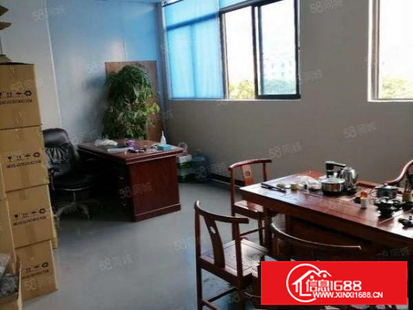 大岭山颜屋新空出楼上1060平厂房出租，配有3吨货梯实用率高