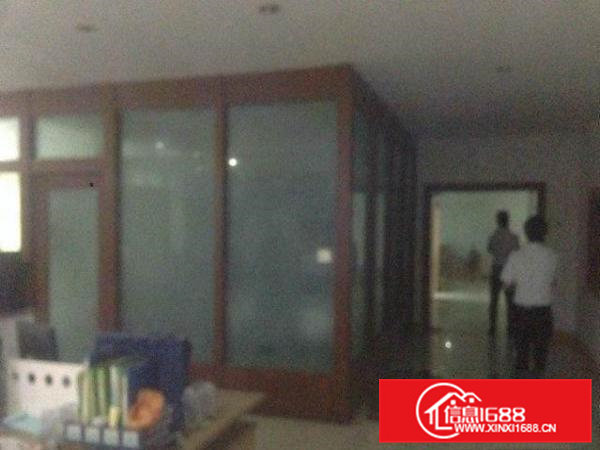 常平霞坑新出二楼1800平方精装修厂房出租