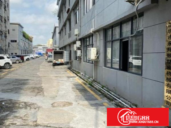 在107国道旁边，几百米到天虹，交通便利，带精装修，无转让费