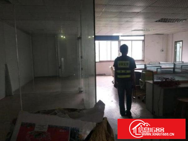 观澜高新产业园楼上650平出租有现成办公和前台