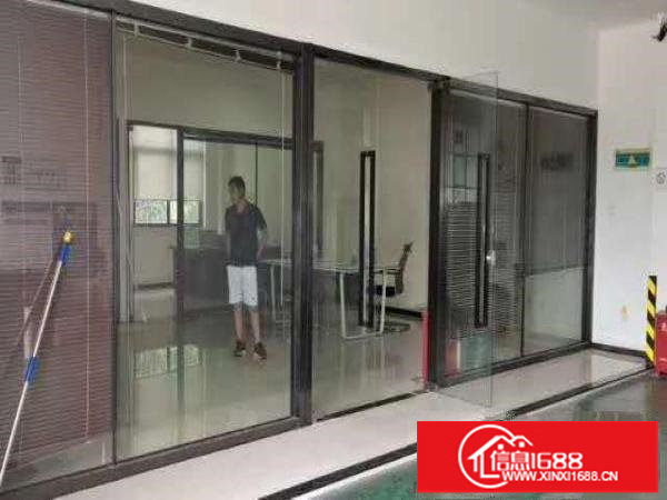 平湖白泥坑紧靠海吉星楼上890平方净菜车间出租，3吨电梯