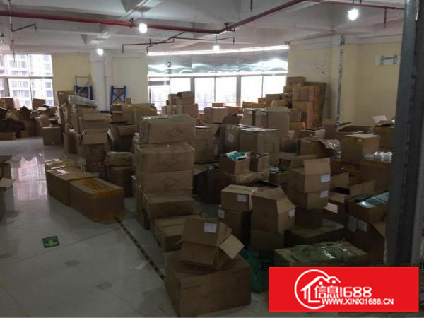 江灏工业区楼上800平，可以分租300和500。