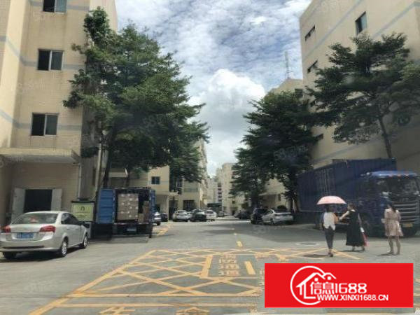 石岩镇新出原房东，楼上一整层带装修700平方厂房出租