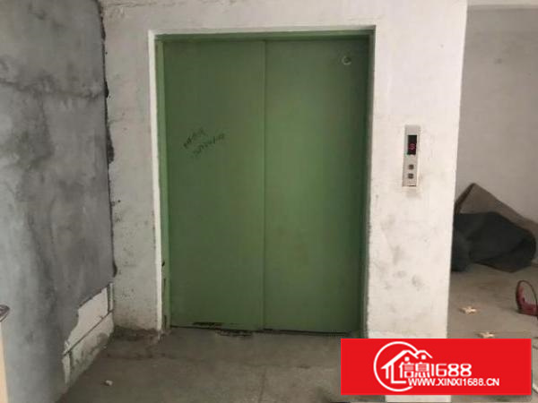 新田新樟路楼上600平带办公室装修，带电梯，有院子，交通便利