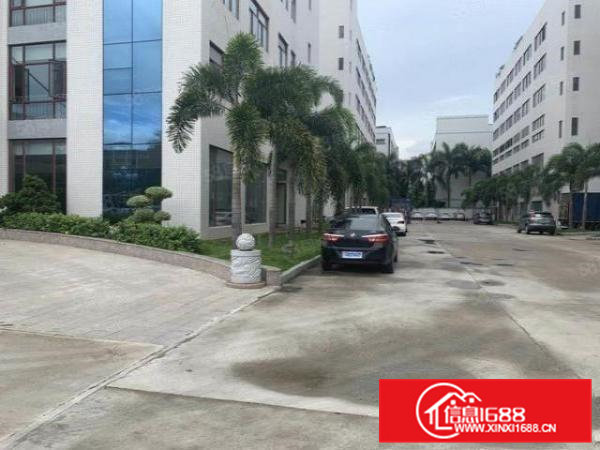 清溪高速口新出楼上900平，租金12元，现成装修，无转让费！