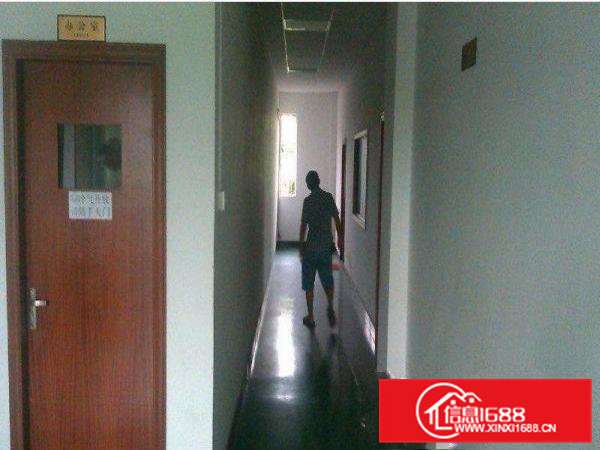 凤岗镇塘沥新出一楼550平方带装修空地大厂房出租