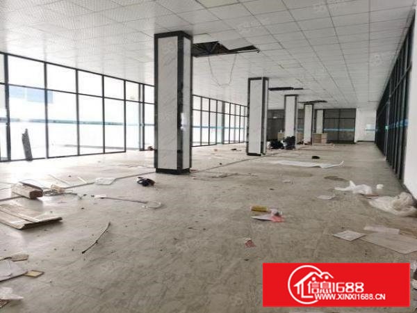 长安镇轻轨站旁，新出1000平精装修厂房出租，实拍现场照片