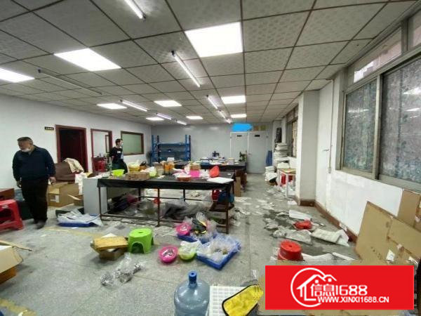 厂房刚搬走不用装修搬进来就可以生产。电梯两吨。空地400平。