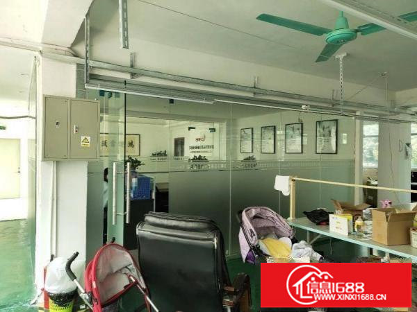 坂田上雪科技园楼上带办公室装修500平方厂房出租，有地坪漆