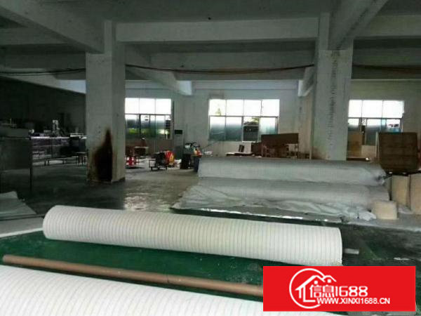 杨美一楼5500平方，有卸货平台和消防喷淋。