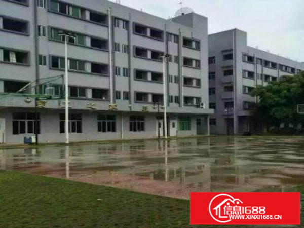 龙岗区平湖新出楼上1600平无尘车间厂房待出租，带装修